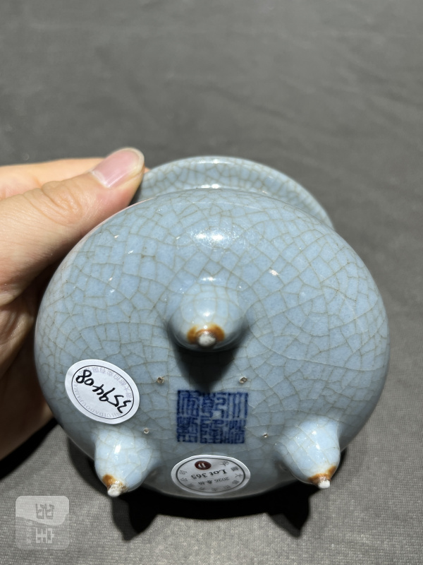 清乾隆 仿汝釉三足鬲式炉 - 图9